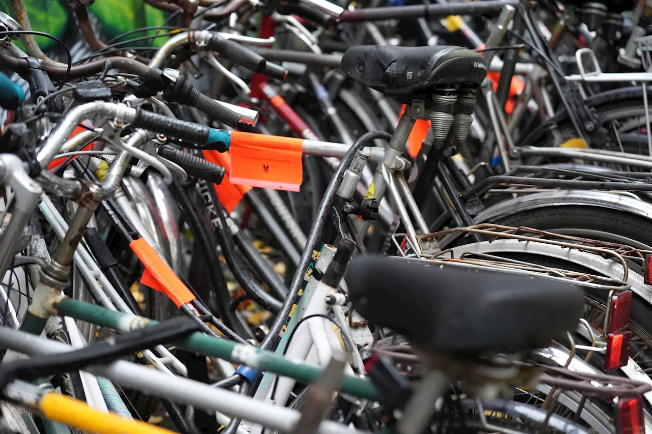 Blockierte Parkplätze und Fußgängerwege: Unerlaubter Stellplatz für Autos und Fahrräder ein wachsendes Problem