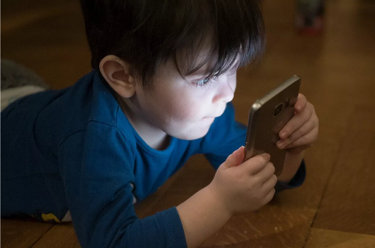 Christmas Phones: How Parents Can Guide Children's Online Habits