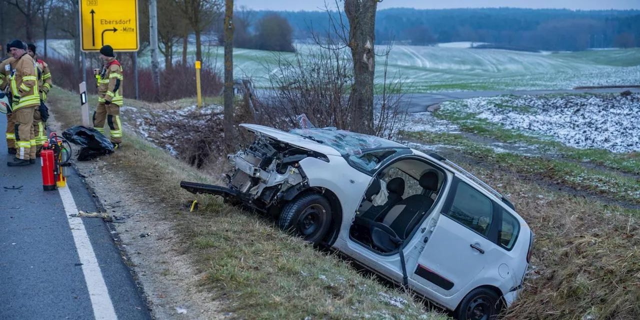 Autounfall auf der B303: Zwei Verletzte, Totalschaden