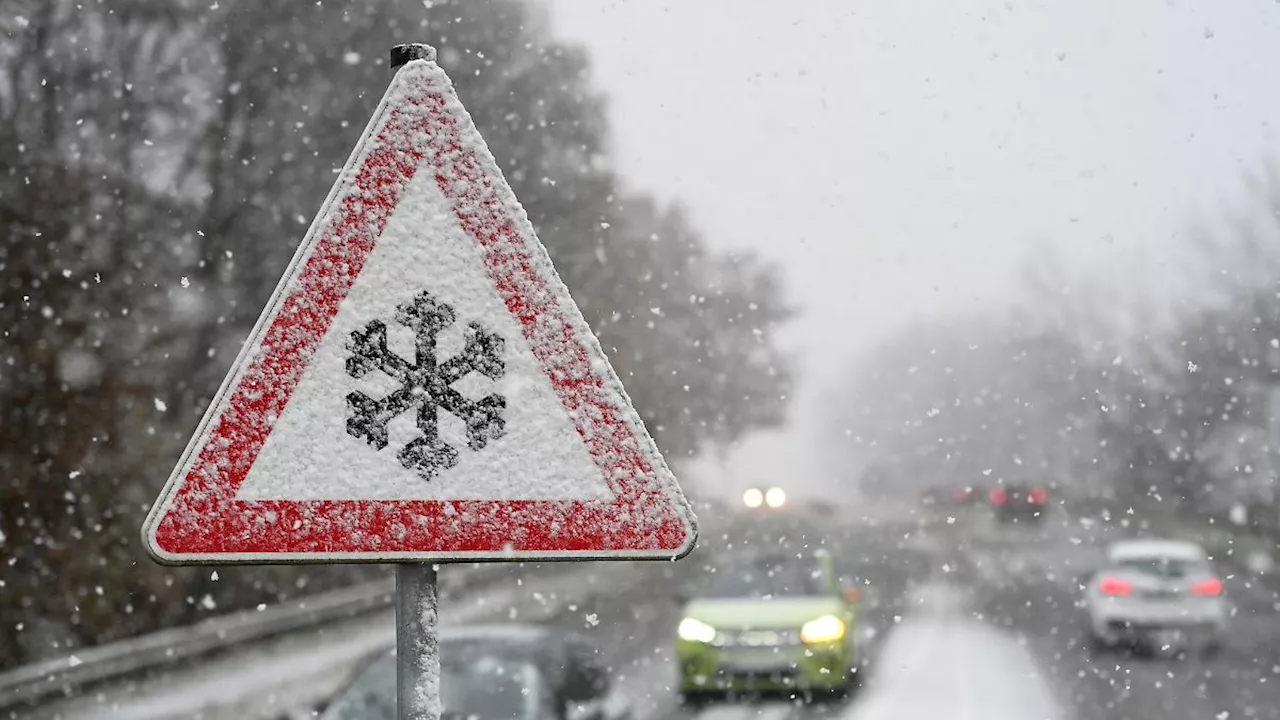 Glatte Straßen durch Schnee und Gegrierendem Regen: Unfallgefahr am Wochenende