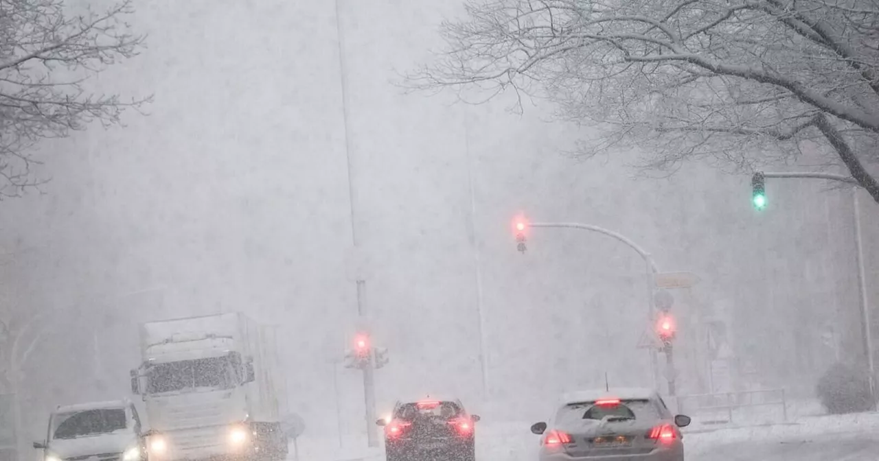 Wintereinbruch sorgte für Verkehrsunfälle und Flugstreiichungen