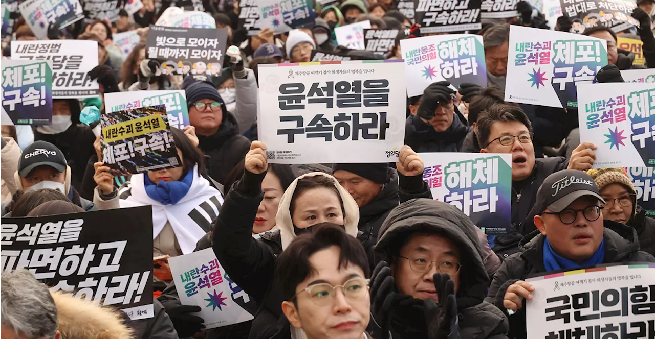 윤석열 체포 요구 서울시민들, 한남동 관저까지 행진