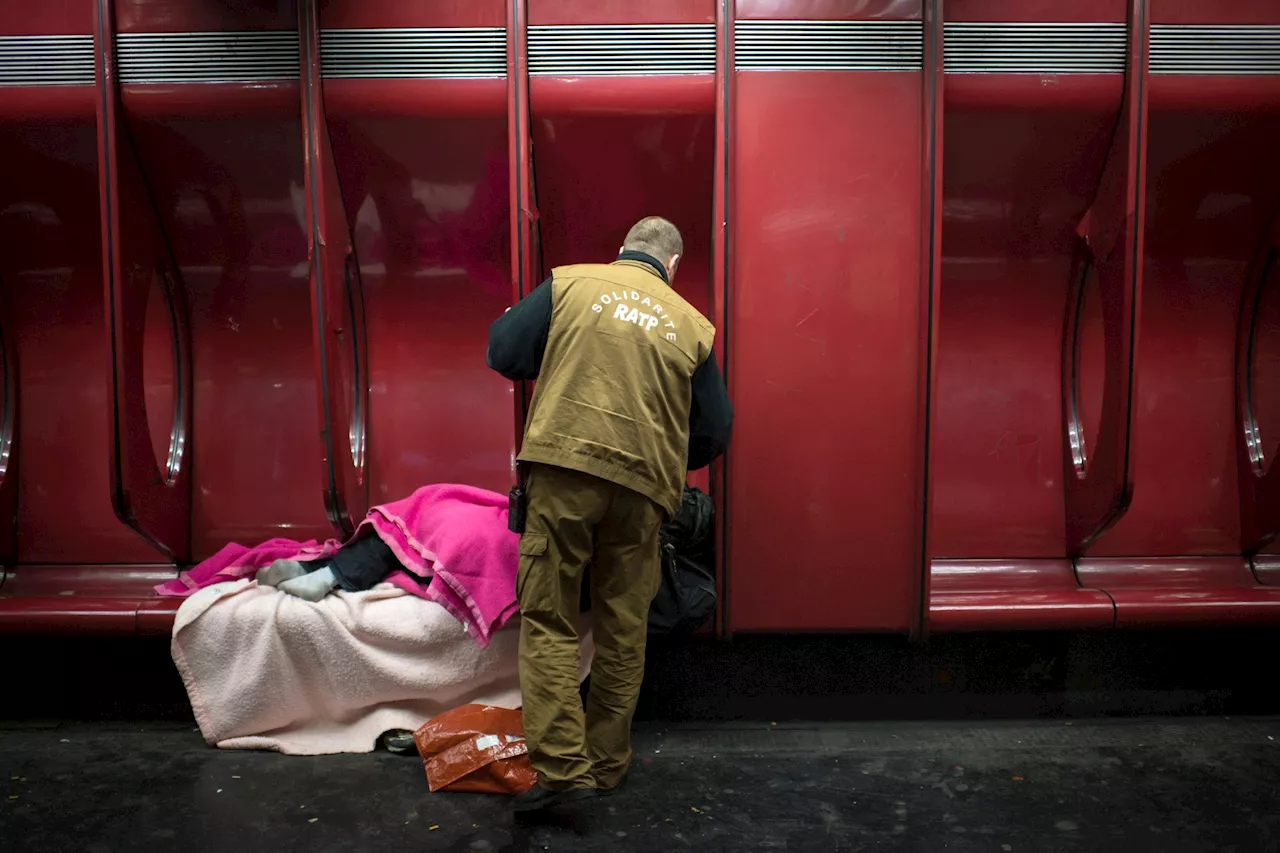 Les Agents de la RATP Aidant les Sans-Abri du Métro