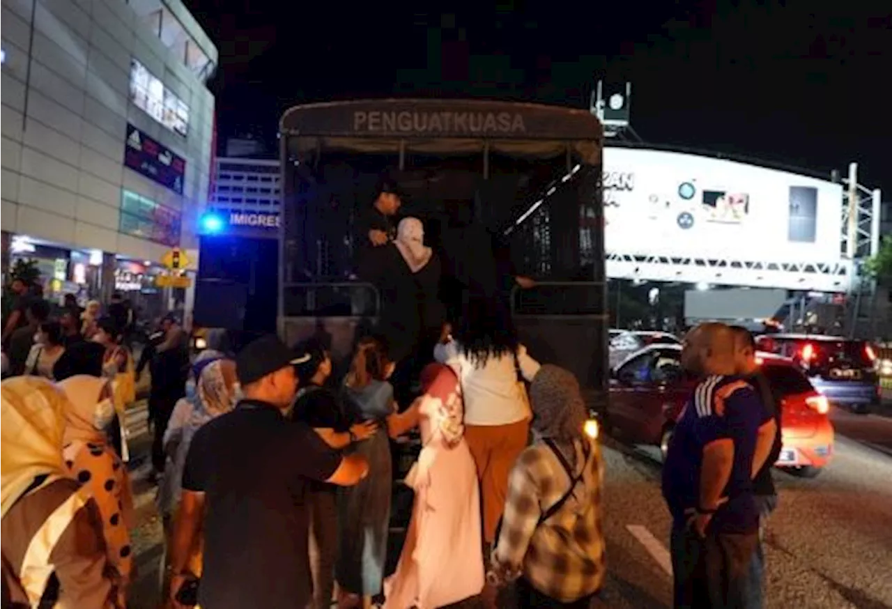 53 Illegal Immigrants Detained in Selangor Shopping Mall Raid