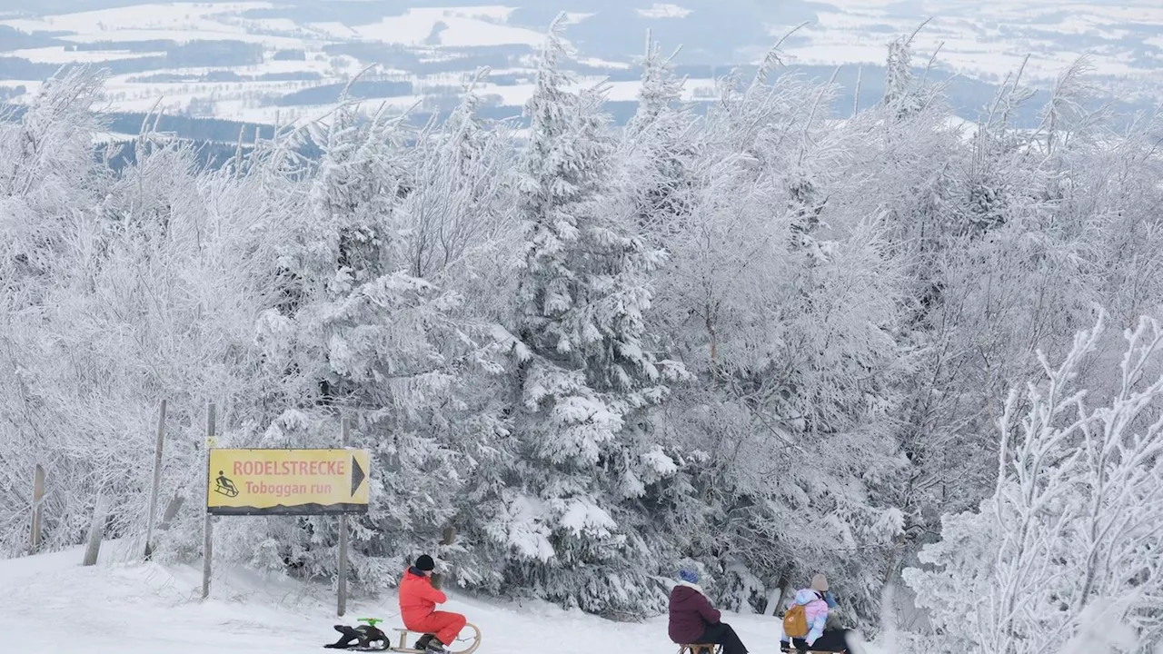 Sachsen winterlich weiß - Ski- und Rodelfreude im Erzgebirge