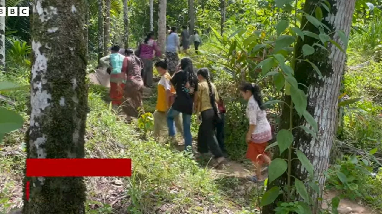 Jemaat Katolik di Sungai Pisang Jalani Perjalanan Sulit untuk Ibadah