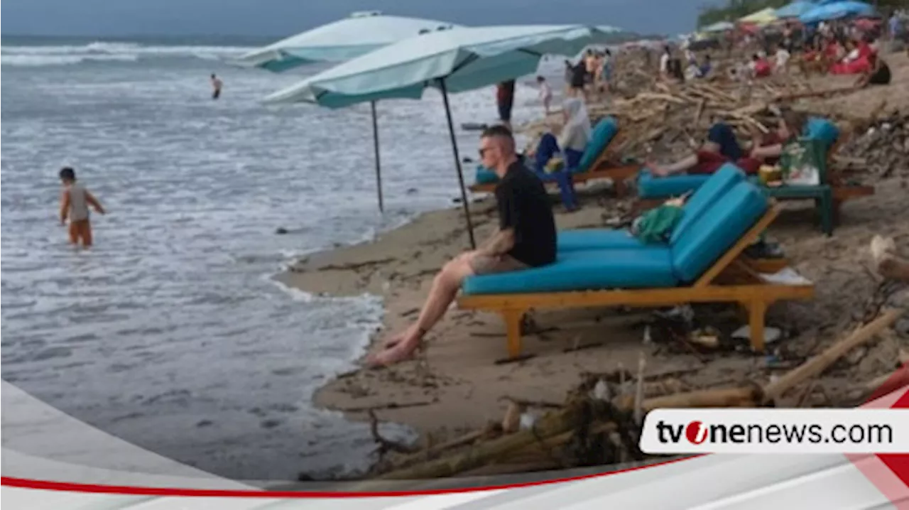 Sampah dari Jawa Terdampar di Pantai Bali