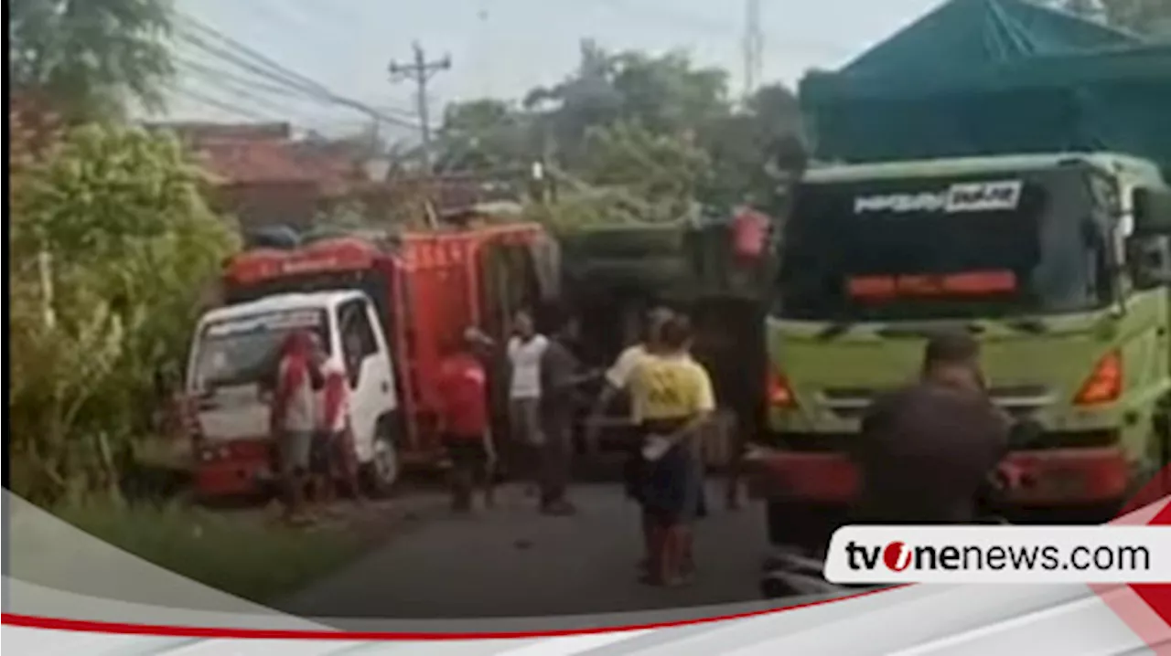 Truk Tronton Terguling Timpa Truk Elf Akibat Tidak Kuat Menanjak