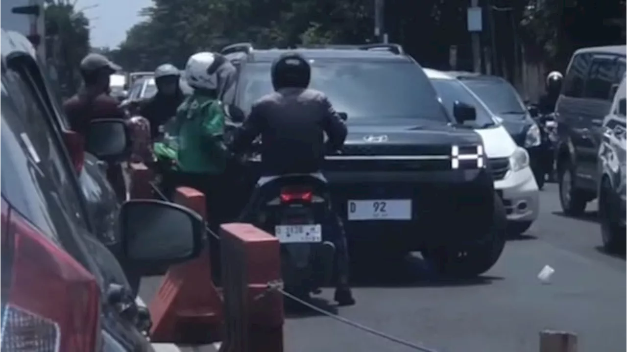 Mobil Pakai Strobo Dibuat Jengkel Pemotor, Netizen: Si Miskin Banyak Ulah