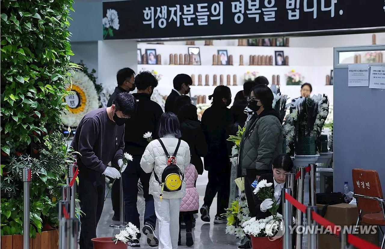 무안공항, 추모객들로 가득… '계단 손편지'에 감동