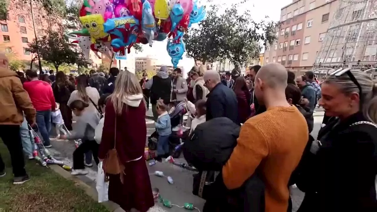 Miles de personas participan en el arrastre de latas en Algeciras