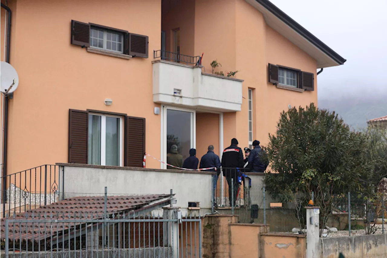 Marito e moglie morti in casa, ipotesi omicidio-suicidio