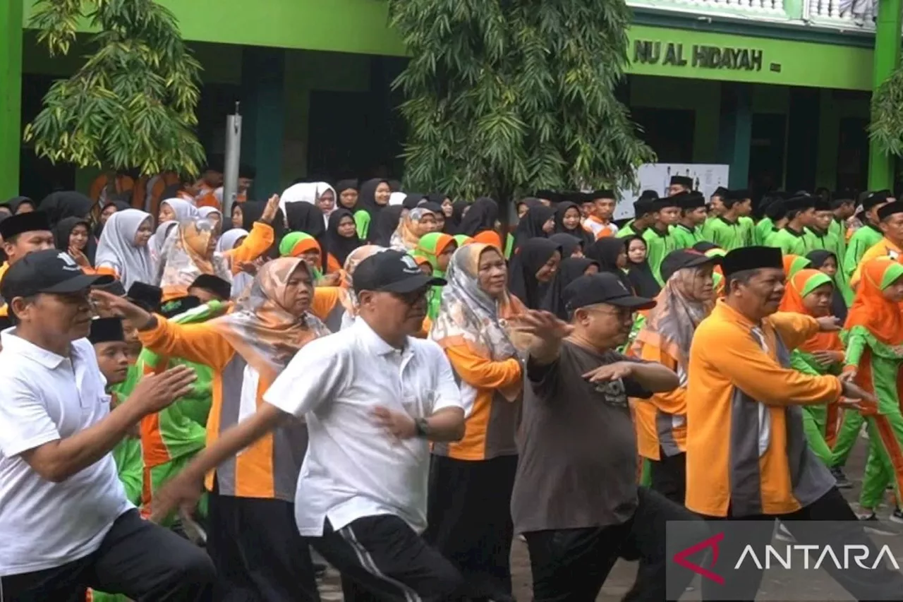 Mendikdasmen Abdul Mu'ti Luncurkan Senam Anak Indonesia Hebat di Kudus