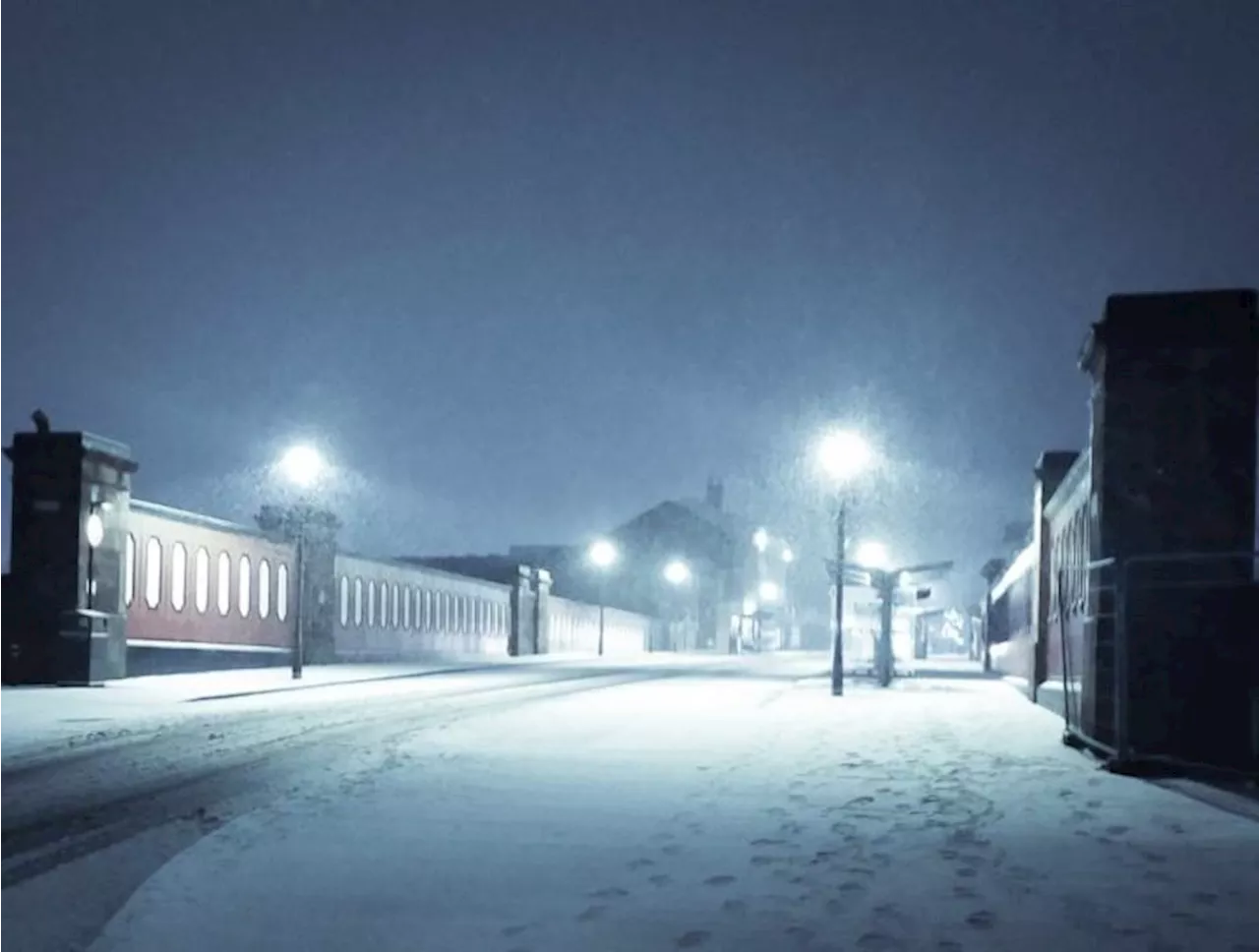 Preston awakes to first snow of winter as travel warnings in place