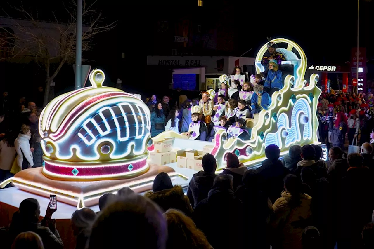 Cabalgatas de Reyes Magos se celebran en España a pesar de la lluvia