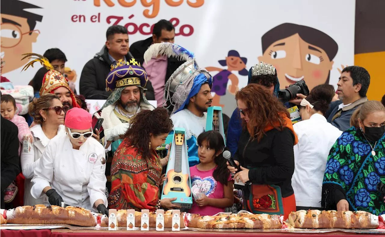 Clara Brugada reparte mega rosca de Reyes en el Zócalo de la CDMX