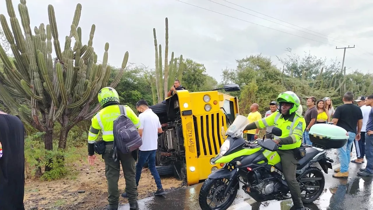 Camión de valores se voltea en la carretera Riohacha - Maicao