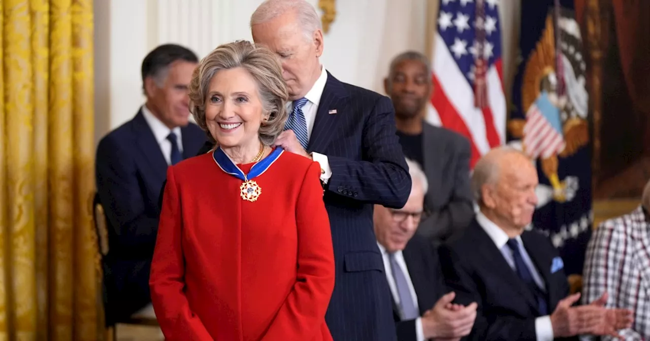 Da Hillary Clinton a Ralph Lauren: le medaglie “anti-Trump” assegnate da Biden