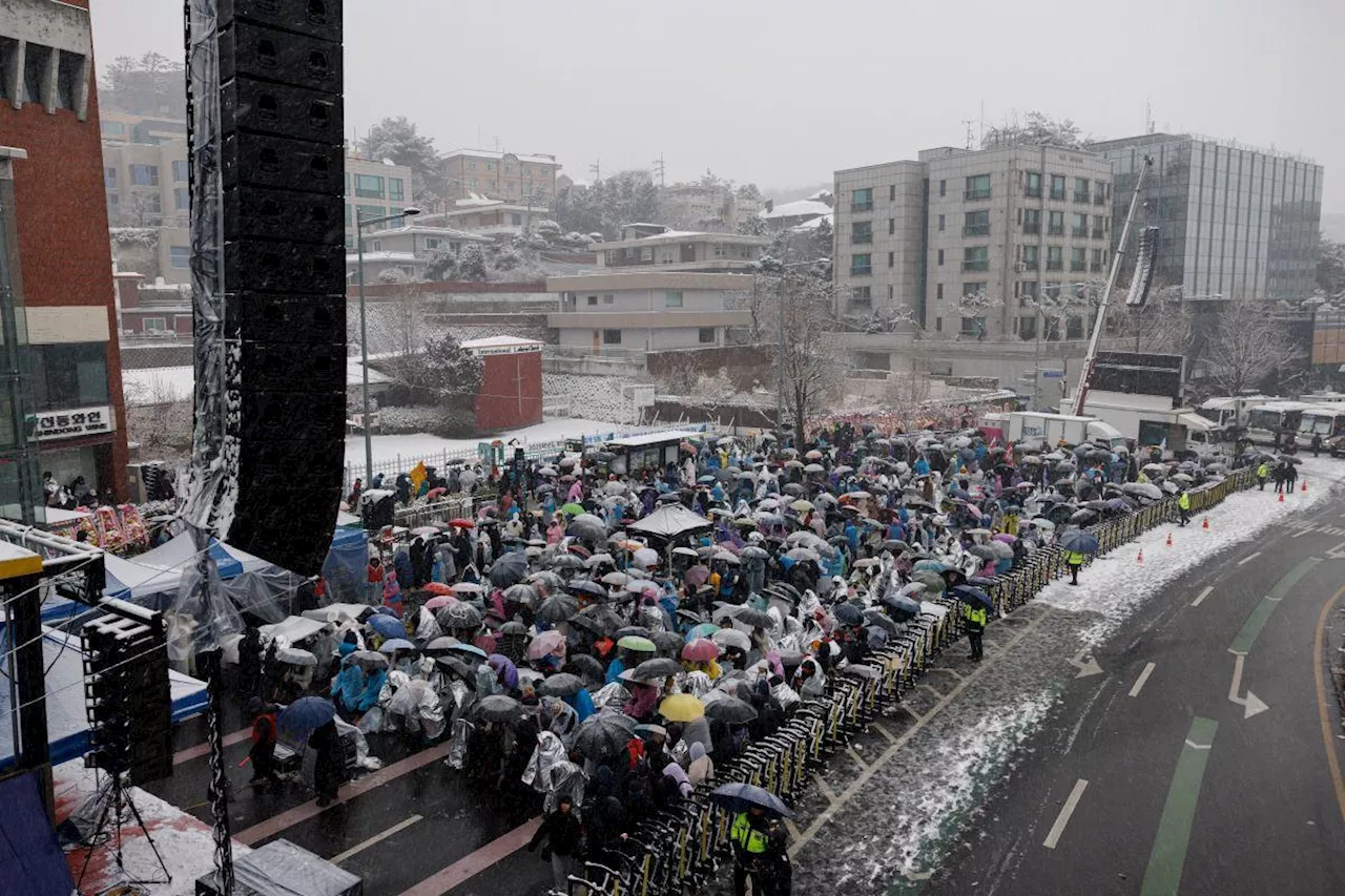 Thousands Rally in Seoul Amidst Snowstorm Over Impeached President's Fate