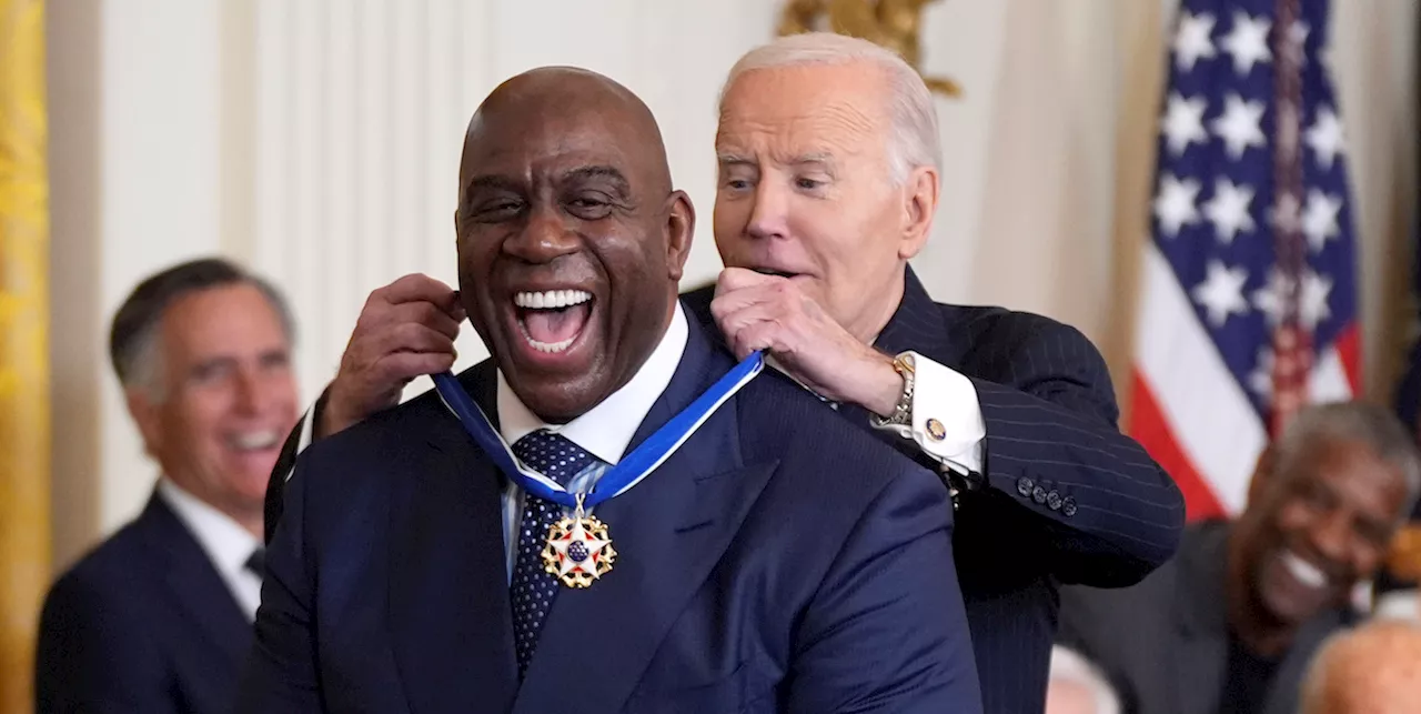 Biden Consegna la Medaglia Presidenziale della Libertà a 18 Celebrità