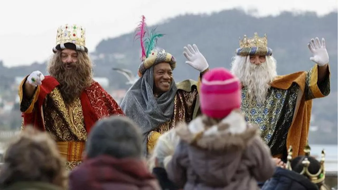 Cabalgatas de Reyes Magos inundan de ilusión a España a pesar de la lluvia