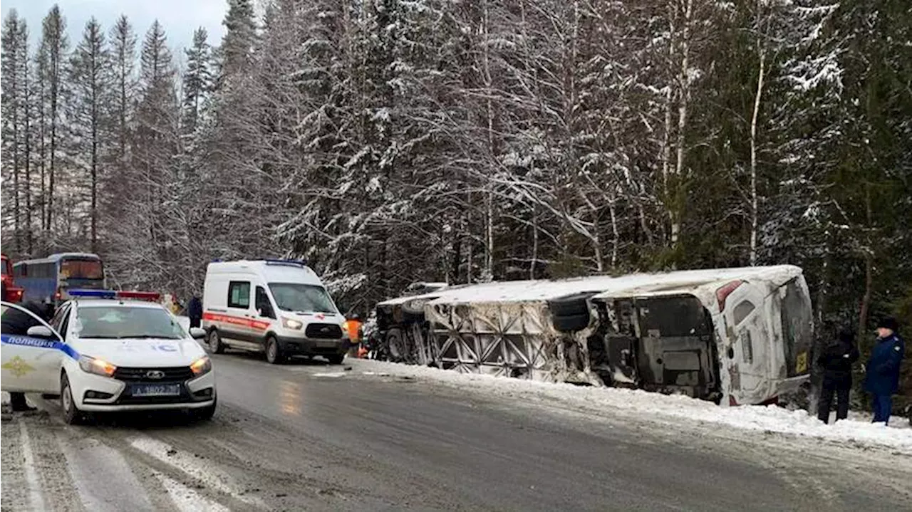 Автобус с туристами опрокинулся в Карелии, пострадали как минимум семь человек