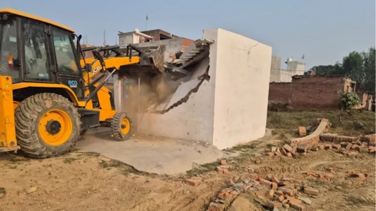 Bulldozer Action: खामोशी से कब्जाने में लगे थे जमीन, तभी बुलडोजर के साथ पहुंच गए अफसर; सभी रह गए दंग