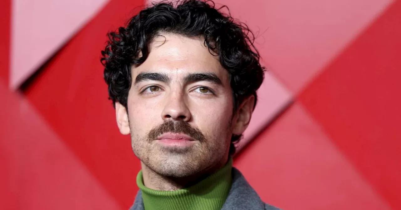 Sänger Joe Jonas scherzt über seinen Jungfräulichkeits-Ring