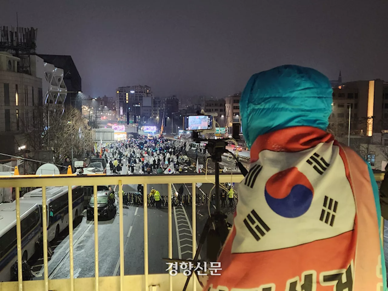 폭설에도 “윤석열 체포” 2박3일 시위 진행 중···관저 앞 500m 앞 “합류에 30분 소요”