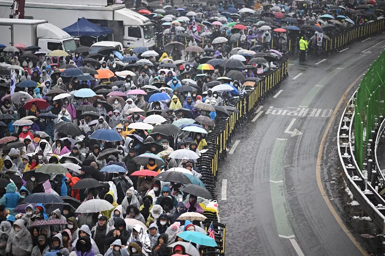 Protests in Seoul as Yoon Suk Yeol faces arrest warrant