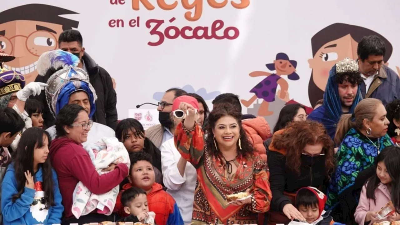 Clara Brugada encabeza la repartición tradicional de Rosca de Reyes en el Zócalo