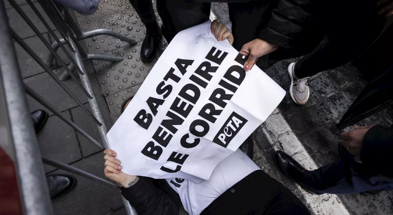 Attivisti anti-corrida interrompono il tragitto del Papa