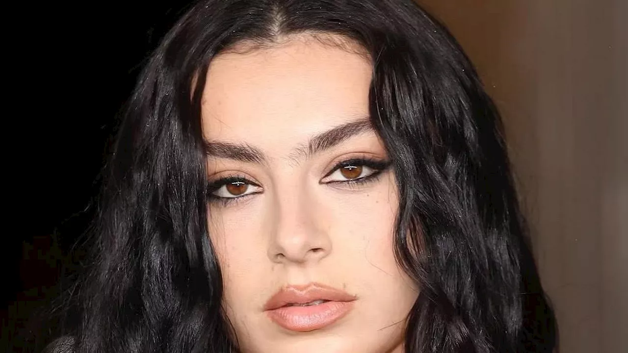 Charli XCX Beralih ke Perawatan Polinukleotida, Ahli Kecantikan Bakal Jelaskan