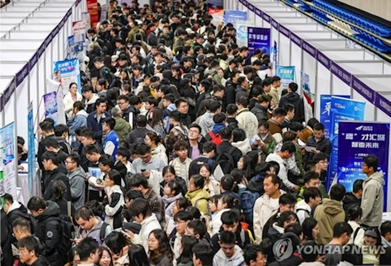 명문대, 대학원 나왔는데...훠궈집 직원·마사지 인턴 한다는 이 나라