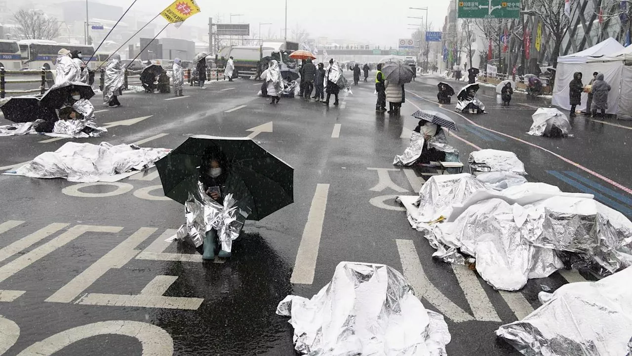 Corea del Sud: Manifestazioni a Seul per l'arresto del presidente Yoon