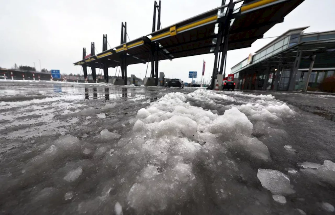 Wetterumschwung in Bayern: Glatteis sorgt für Verkehrsstörungen und Flugverspätungen