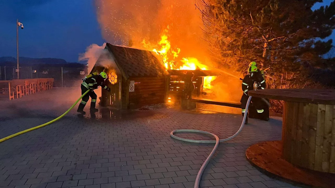 Brand in Holzhütte im Böheimkirchner Betriebsgebiet