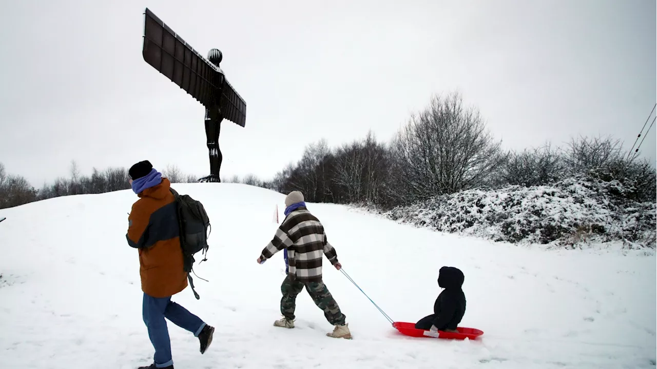 UK Hit by Heavy Snow and Freezing Rain, Disrupting Travel and Power