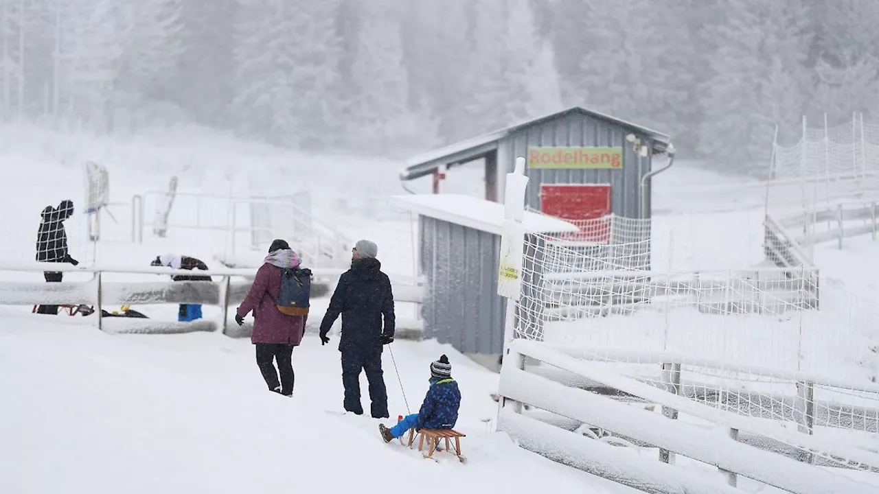 Winterliches Wetter in Norddeutschland: Glätteunfälle, gerettete Ente und verendete Fische