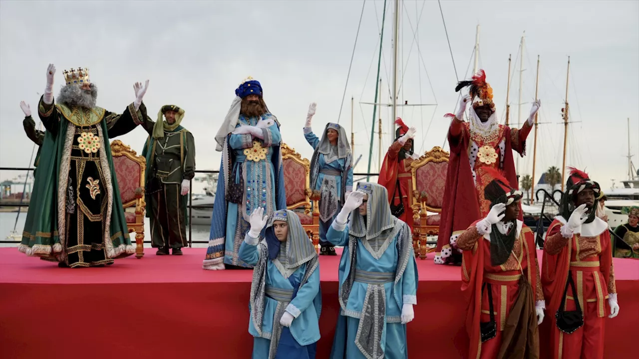 La Cabalgata de los Reyes Magos llena de ilusión las calles de València