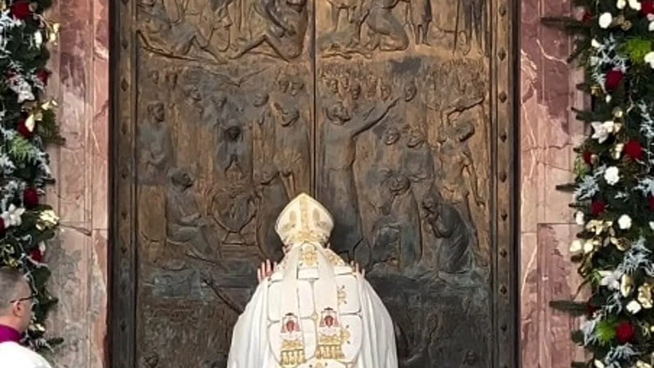 Papa Francesco apre la Porta Santa di San Paolo fuori le Mura