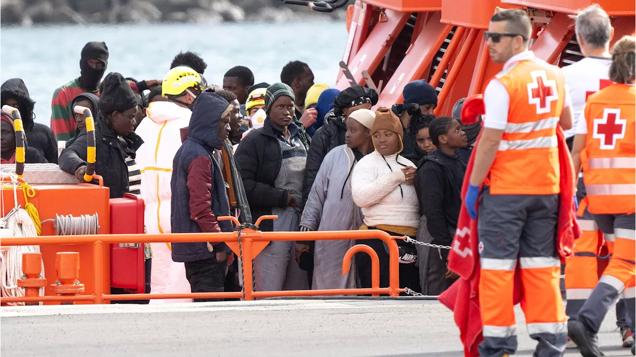 Tres pateras y dos cayucos con más de 300 personas llegan a Lanzarote y El Hierro