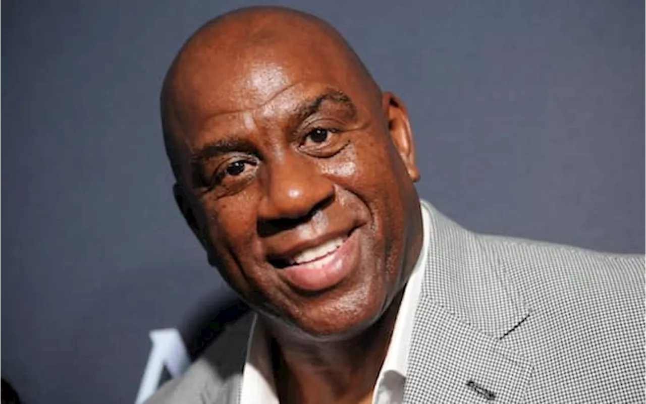 Joe Biden Insegna lo Presidential Medal of Freedom a Magic Johnson