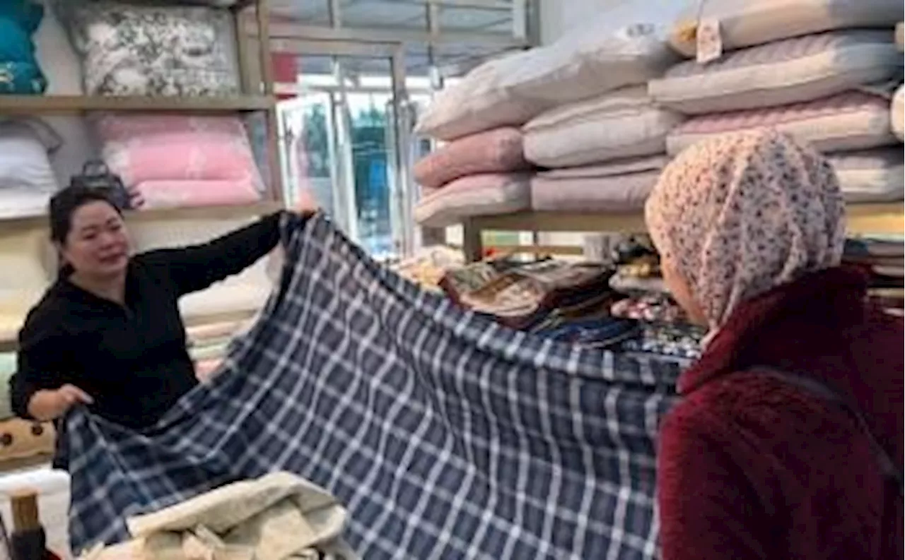 Malay-Speaking Sisters Thrive in Beijing's Pearl Market