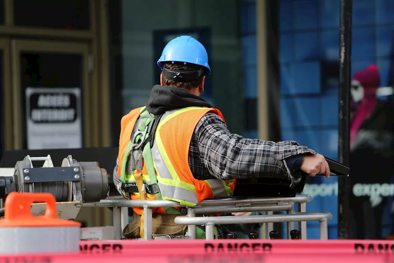 Régularisation des travailleurs sans-papiers : la liste des métiers en tension sera publiée fin février