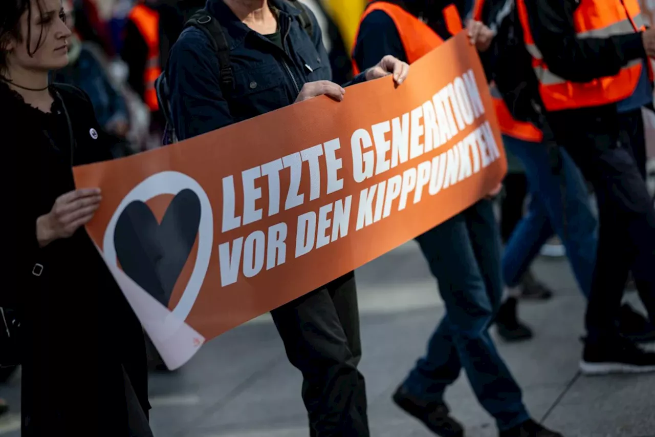 Letzte Generation blockiert Münchner Viktualienmarkt in Protest gegen Haftstrafe