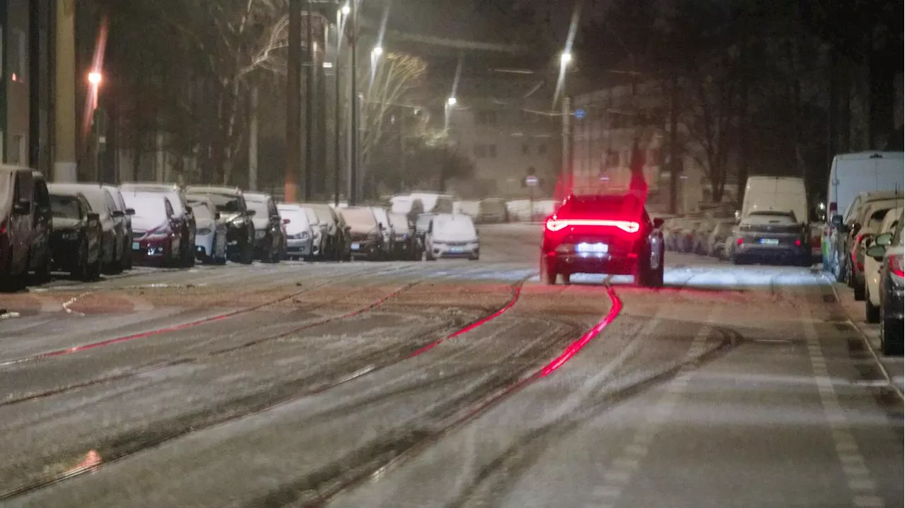 Bereits zahlreiche Unfälle in der Nacht: Wetterdienst warnt vor gefährlicher Glätte durch Schnee und Eisregen