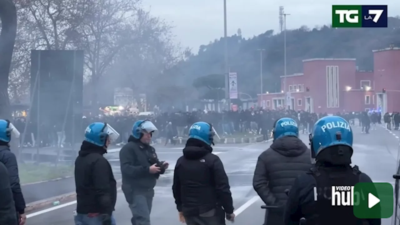 Forze dell'ordine bloccano gruppi di ultras prima del derby Roma Lazio