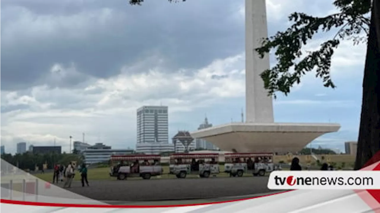 Liburan ke Monas, Warga Rela Antre Demi Naik Kereta Keliling