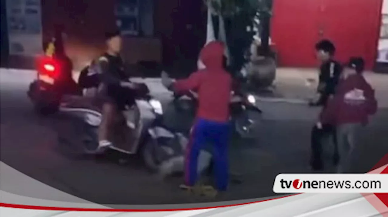 Remaja di Bekasi Dikeroyok, Dilindas Motor Hingga Viral